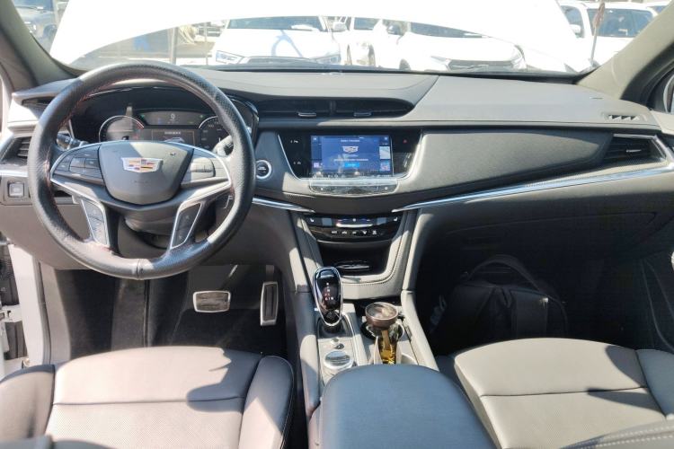 Used Cadillac XT5 2022 2.0T Four-Wheel Drive Luxury Version (Hummingbird Edition) Center Console