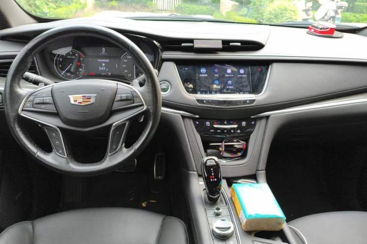 Used Cadillac XT5 2022 2.0T Four-Wheel Drive Luxury Version (Hummingbird Edition) Center Console