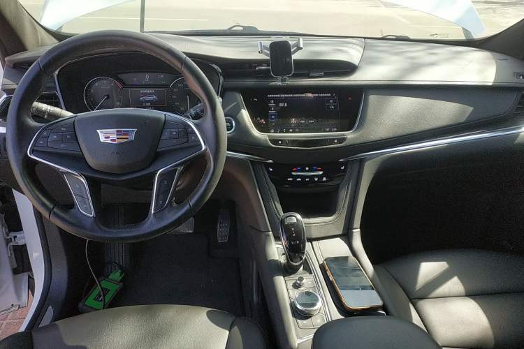 Used Cadillac XT5 2022 2.0T Two-Wheel Drive Luxury Version Center Console