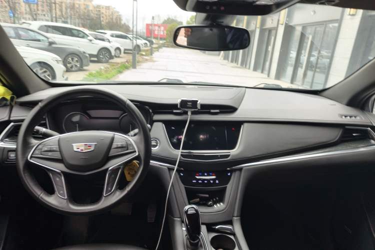 Used Cadillac XT5 2022 2.0T Two-Wheel Drive Luxury Version Center Console