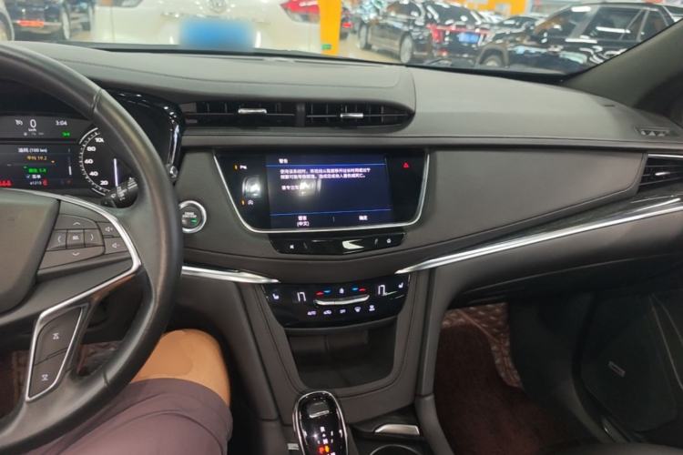 Used Cadillac XT5 2022 2.0T Two-Wheel Drive Luxury Version Center Console