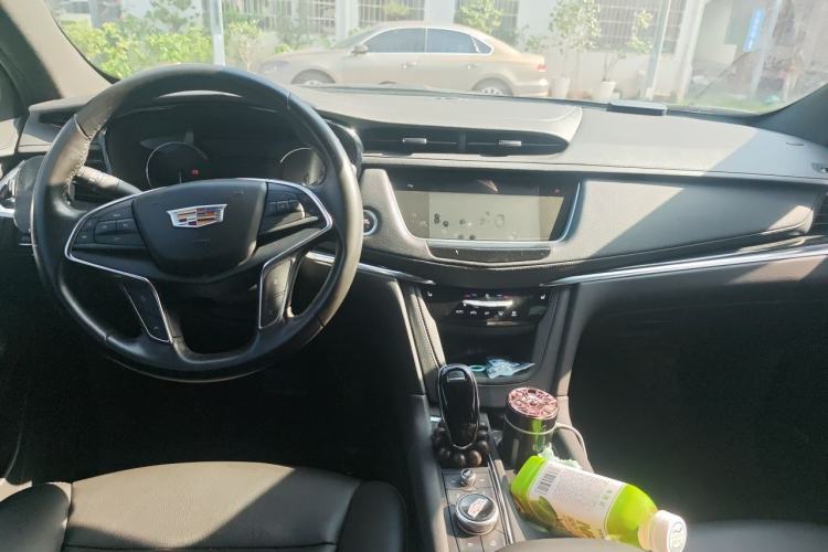 Used Cadillac XT5 2022 2.0T Four-Wheel Drive Luxury Version (Hummingbird Edition) Center Console