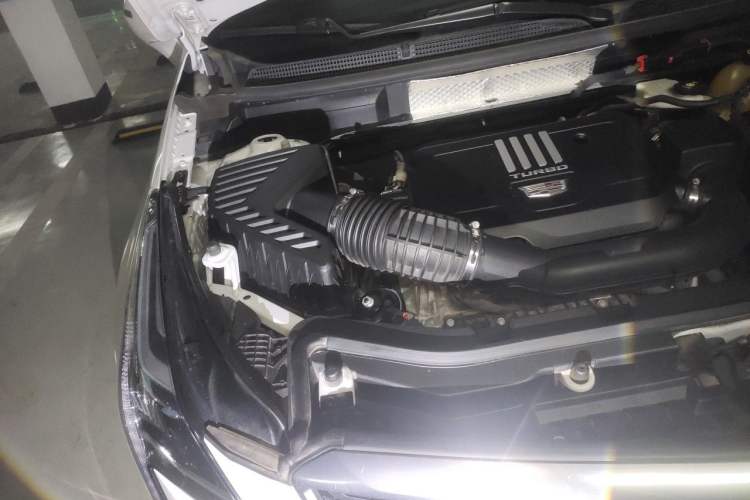 Used Cadillac XT5 2022 2.0T Two-Wheel Drive Luxury Version Engine Bay Right