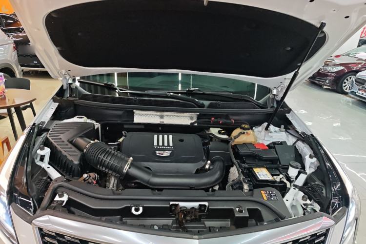 Used Cadillac XT5 2022 2.0T Two-Wheel Drive Luxury Version Engine Bay