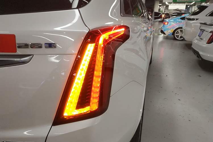 Used Cadillac XT5 2022 2.0T Two-Wheel Drive Luxury Version Exterior 3