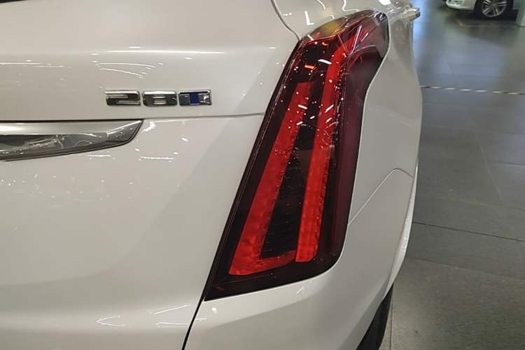 Used Cadillac XT5 2022 2.0T Four-Wheel Drive Luxury Version Exterior 3
