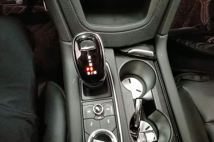 Used Cadillac XT5 2022 2.0T Four-Wheel Drive Luxury Version (Hummingbird Edition) Gear Lever