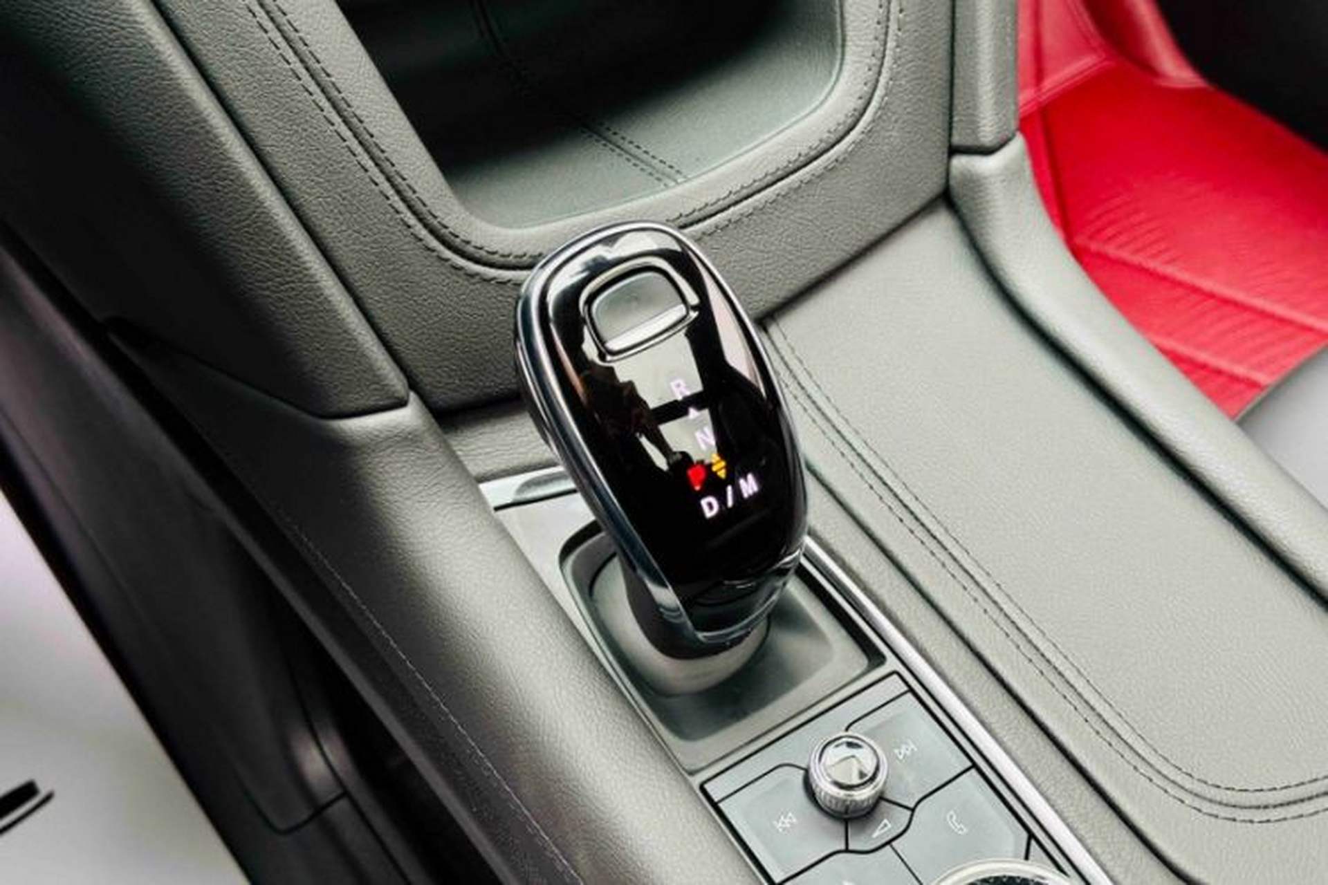 Used Cadillac XT5 2022 2.0T Four-Wheel Drive Luxury Version (Hummingbird Edition) Gear Lever