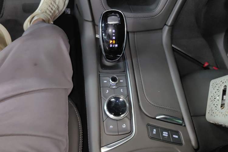 Used Cadillac XT5 2022 2.0T Four-Wheel Drive Luxury Version (Hummingbird Edition) Gear Lever
