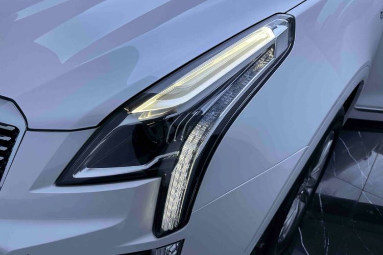 Used Cadillac XT5 2022 2.0T Two-Wheel Drive Luxury Version Left Front Headlight