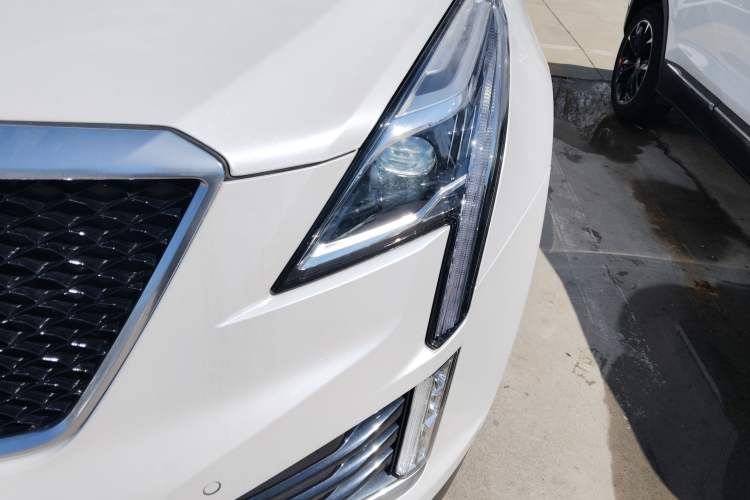 Used Cadillac XT5 2022 2.0T Four-Wheel Drive Luxury Version (Hummingbird Edition) Left Front Headlight
