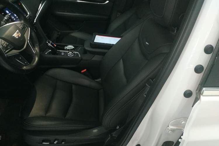 Used Cadillac XT5 2022 2.0T Two-Wheel Drive Luxury Version Left Front Seat