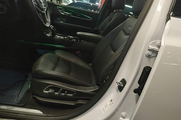 Used Cadillac XT5 2022 2.0T Four-Wheel Drive Luxury Version Left Front Seat