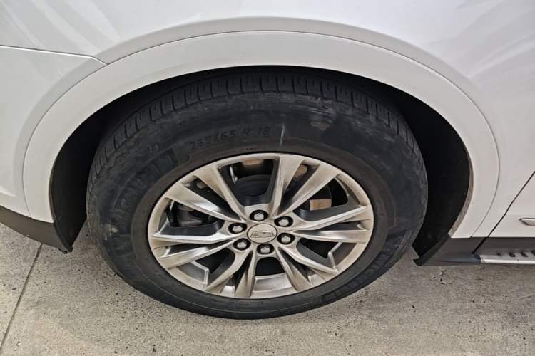 Used Cadillac XT5 2022 2.0T Two-Wheel Drive Luxury Version Left Front Wheel Hub