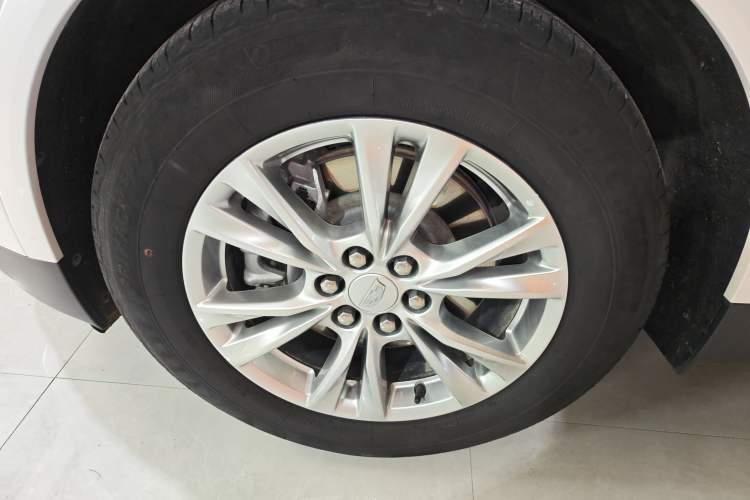Used Cadillac XT5 2022 2.0T Two-Wheel Drive Luxury Version Left Front Wheel Hub