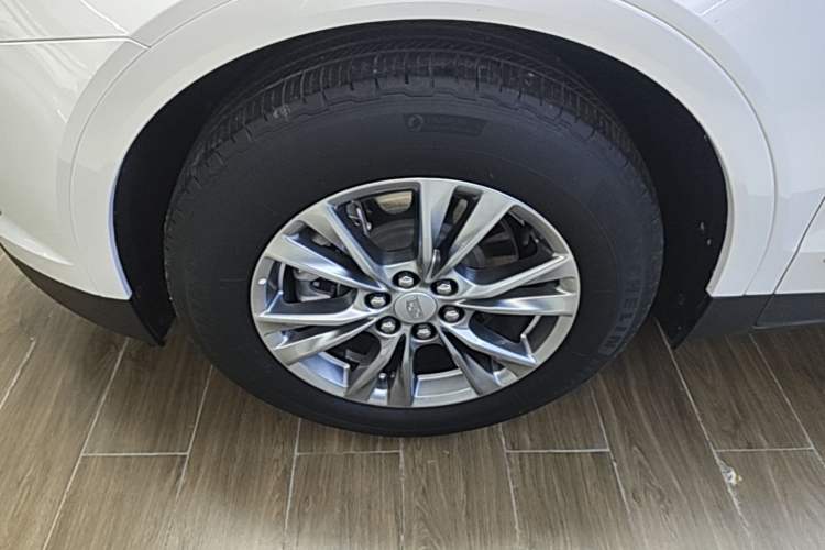 Used Cadillac XT5 2022 2.0T Two-Wheel Drive Luxury Version Left Front Wheel Hub