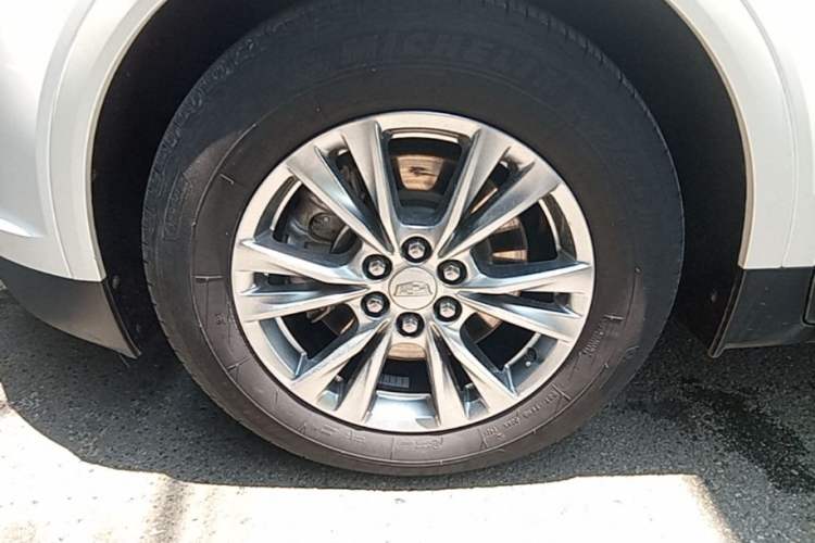 Used Cadillac XT5 2022 2.0T Two-Wheel Drive Luxury Version Left Front Wheel Hub
