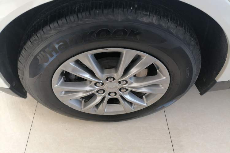 Used Cadillac XT5 2022 2.0T Two-Wheel Drive Luxury Version Left Front Wheel Hub