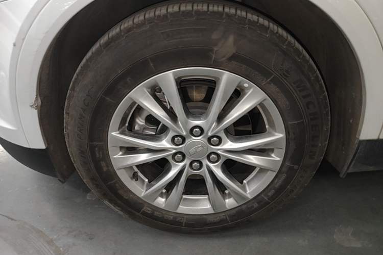 Used Cadillac XT5 2022 2.0T Two-Wheel Drive Luxury Version Left Front Wheel Hub