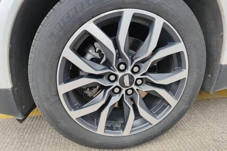 Used Cadillac XT5 2022 2.0T Four-Wheel Drive Luxury Version (Hummingbird Edition) Left Front Wheel Hub