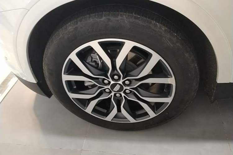 Used Cadillac XT5 2022 2.0T Four-Wheel Drive Luxury Version (Hummingbird Edition) Left Front Wheel Hub