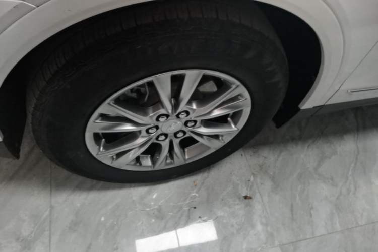 Used Cadillac XT5 2022 2.0T Two-Wheel Drive Luxury Version Left Front Wheel Hub