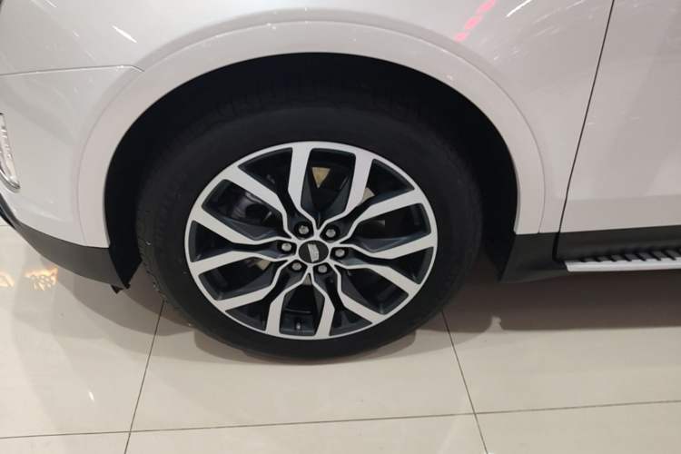 Used Cadillac XT5 2022 2.0T Four-Wheel Drive Luxury Version (Hummingbird Edition) Left Front Wheel Hub