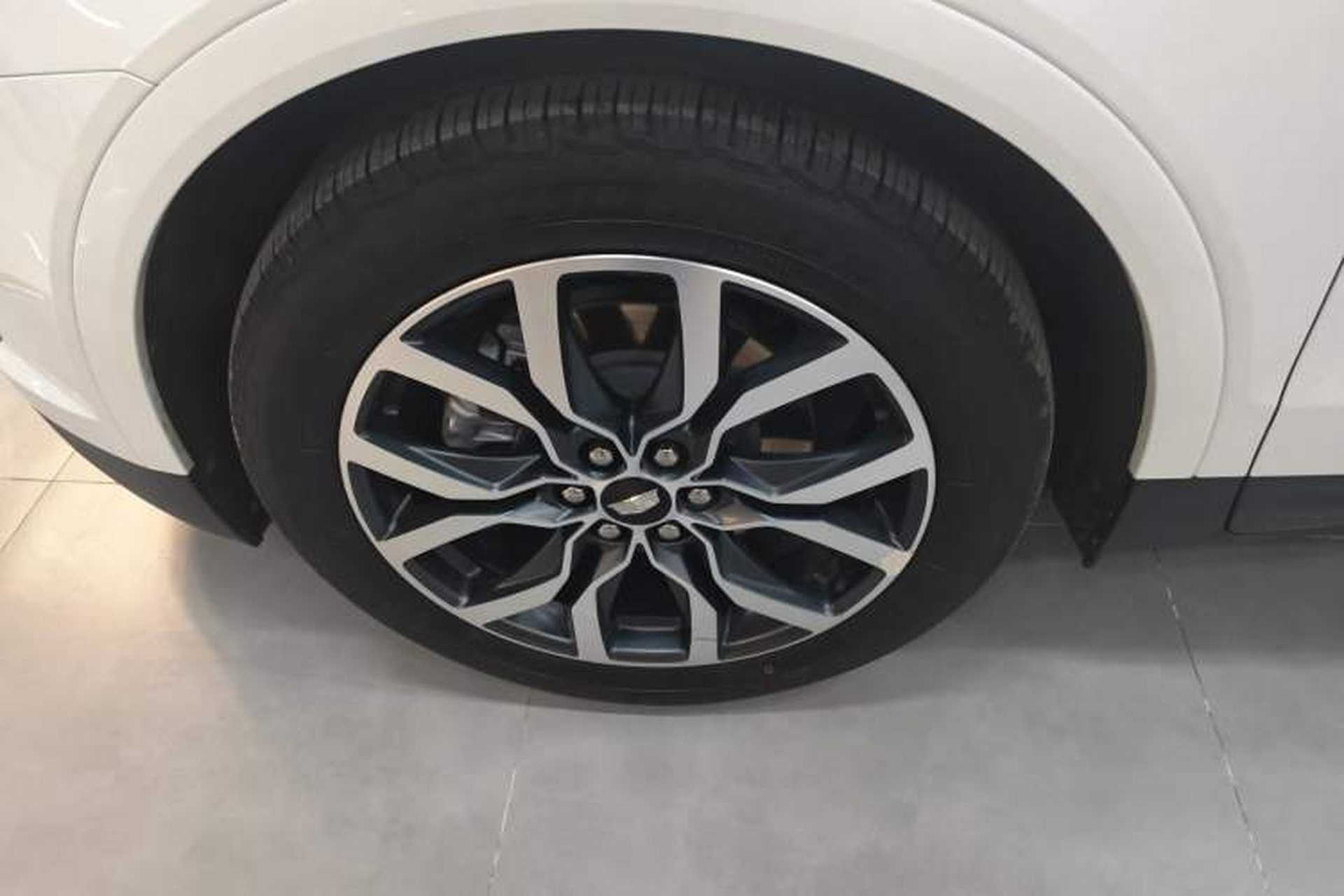 Used Cadillac XT5 2022 2.0T Four-Wheel Drive Luxury Version (Hummingbird Edition) Left Front Wheel Hub