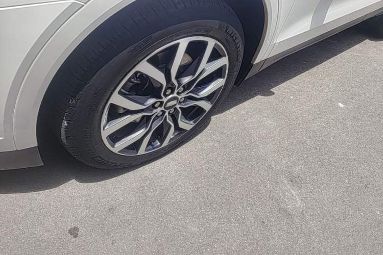 Used Cadillac XT5 2022 2.0T Four-Wheel Drive Luxury Version (Hummingbird Edition) Left Front Wheel Hub