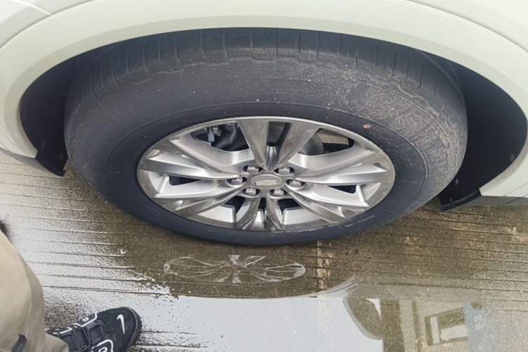 Used Cadillac XT5 2022 2.0T Two-Wheel Drive Luxury Version Left Front Wheel Hub