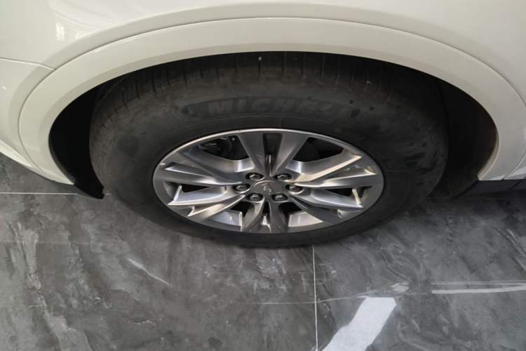 Used Cadillac XT5 2022 2.0T Two-Wheel Drive Luxury Version Left Front Wheel Hub
