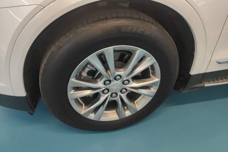 Used Cadillac XT5 2022 2.0T Two-Wheel Drive Luxury Version Left Front Wheel Hub