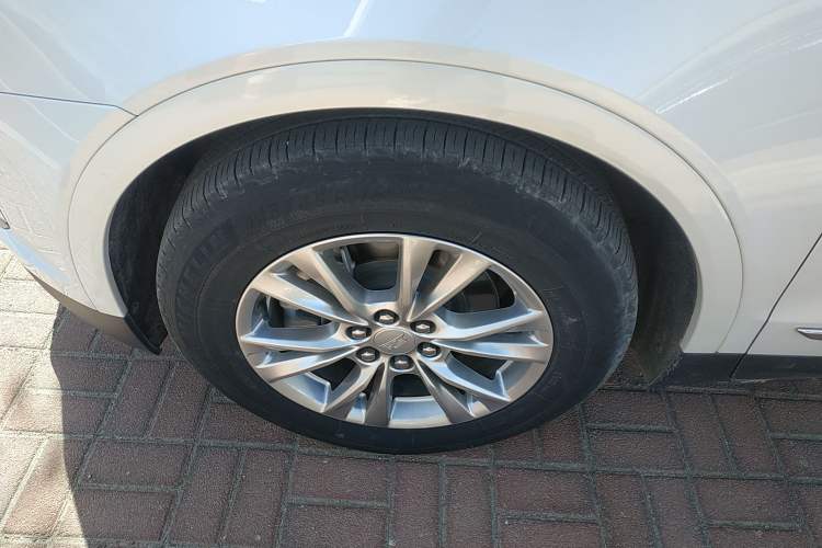 Used Cadillac XT5 2022 2.0T Two-Wheel Drive Luxury Version Left Front Wheel Hub
