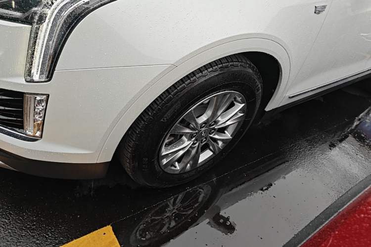 Used Cadillac XT5 2022 2.0T Two-Wheel Drive Luxury Version Left Front Wheel Hub