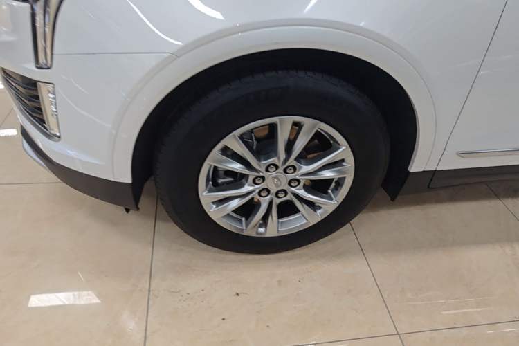 Used Cadillac XT5 2022 2.0T Two-Wheel Drive Luxury Version Left Front Wheel Hub