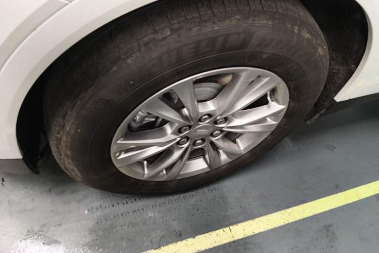 Used Cadillac XT5 2022 2.0T Two-Wheel Drive Luxury Version Left Front Wheel Hub