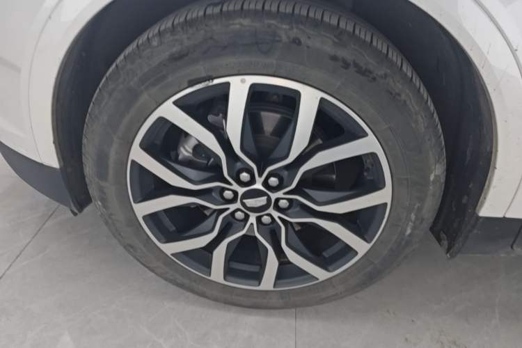 Used Cadillac XT5 2022 2.0T Four-Wheel Drive Luxury Version (Hummingbird Edition) Left Front Wheel Hub