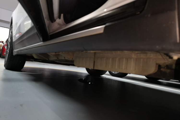Used Cadillac XT5 2022 2.0T Four-Wheel Drive Premium Edition Left Side Sill
