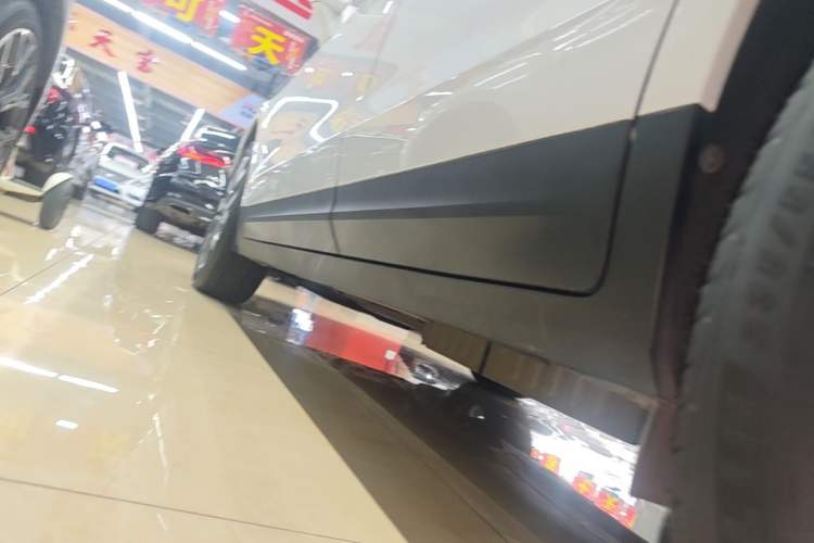 Used Cadillac XT5 2022 2.0T Four-Wheel Drive Luxury Version (Hummingbird Edition) Left Side Sill