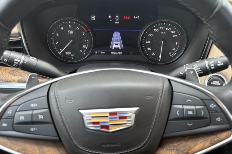 Used Cadillac XT5 2022 2.0T Four-Wheel Drive Platinum Edition Odometer Close Up