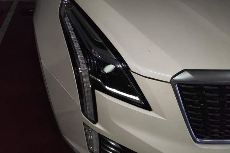 Used Cadillac XT5 2022 2.0T Two-Wheel Drive Luxury Version Right Front Headlight