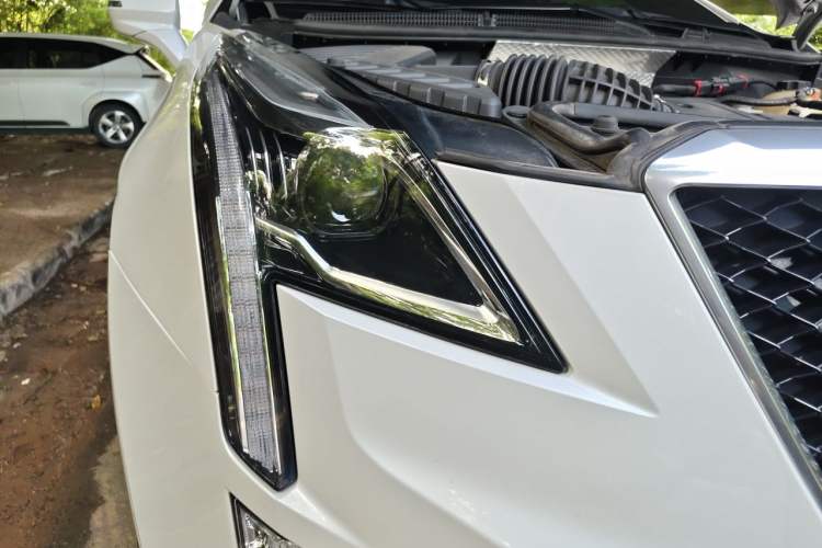 Used Cadillac XT5 2022 2.0T Four-Wheel Drive Luxury Version (Hummingbird Edition) Right Front Headlight