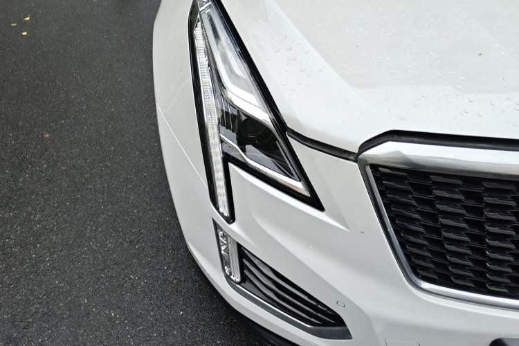 Used Cadillac XT5 2022 2.0T Two-Wheel Drive Luxury Version Right Front Headlight