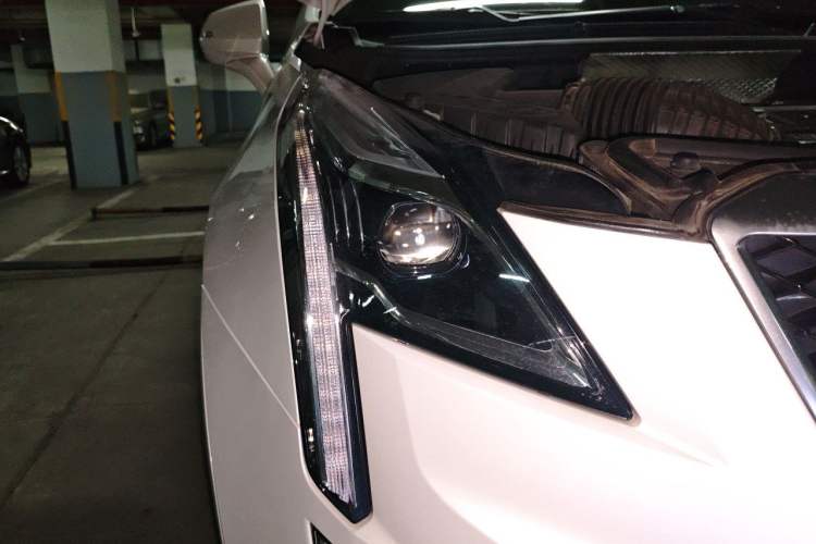 Used Cadillac XT5 2022 2.0T Four-Wheel Drive Luxury Version (Hummingbird Edition) Right Front Headlight