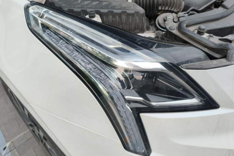 Used Cadillac XT5 2022 2.0T Four-Wheel Drive Luxury Version (Hummingbird Edition) Right Front Headlight