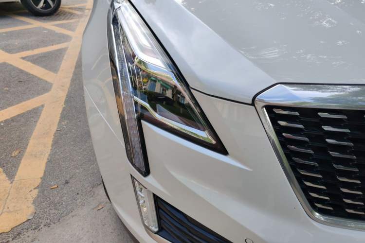 Used Cadillac XT5 2022 2.0T Two-Wheel Drive Luxury Version Right Front Headlight