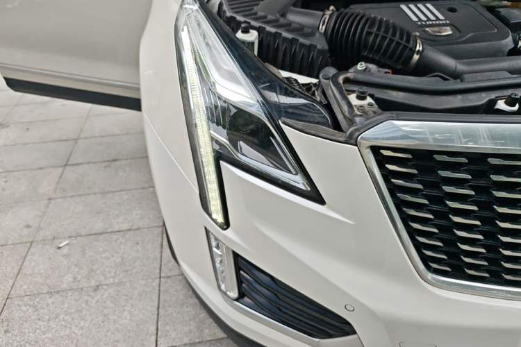 Used Cadillac XT5 2022 2.0T Two-Wheel Drive Luxury Version Right Front Headlight