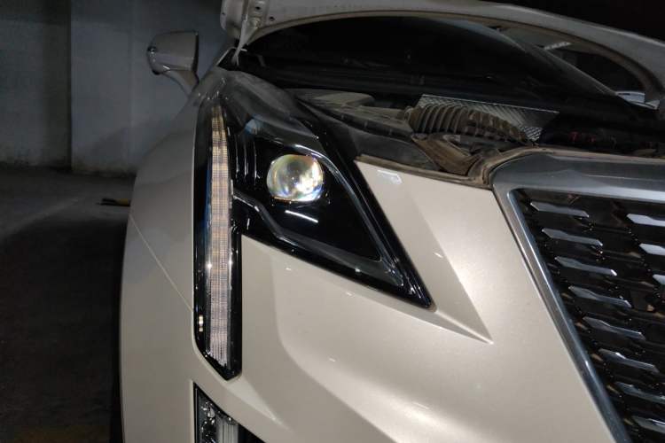 Used Cadillac XT5 2022 2.0T Two-Wheel Drive Luxury Version Right Front Headlight