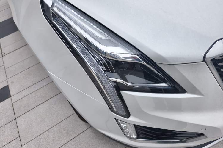 Used Cadillac XT5 2022 2.0T Two-Wheel Drive Luxury Version Right Front Headlight