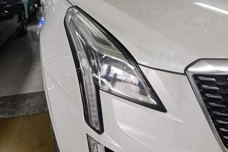 Used Cadillac XT5 2022 2.0T Two-Wheel Drive Luxury Version Right Front Headlight